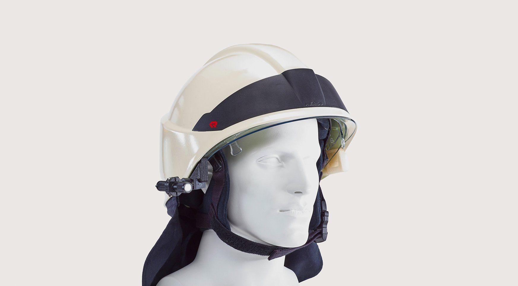 Das Bild zeigt den Feuerwehrhelm HEROS Smart der Marke Rosenbauer, mit montiertem Adapter und Lampe.