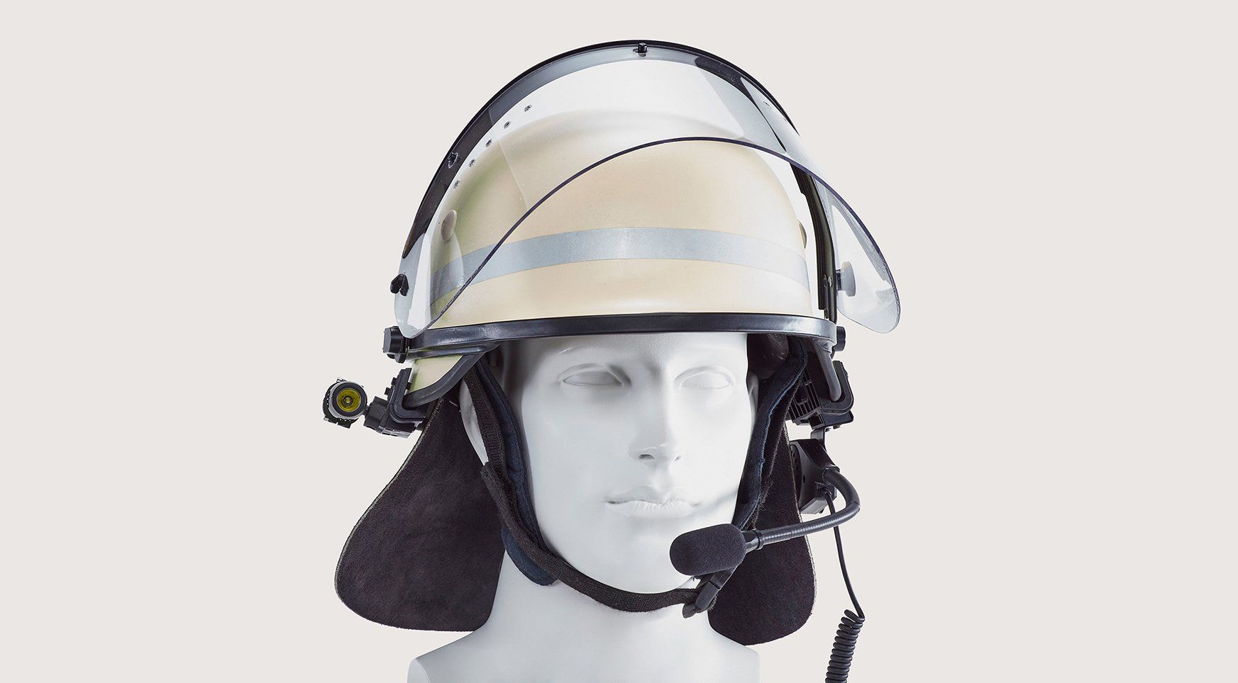 Das Bild zeigt den Feuerwehrhelm F120 Pro der Marke Schuberth, mit montiertem Adapter und Lampe sowie einer montierten Helmsprechgarnitur.