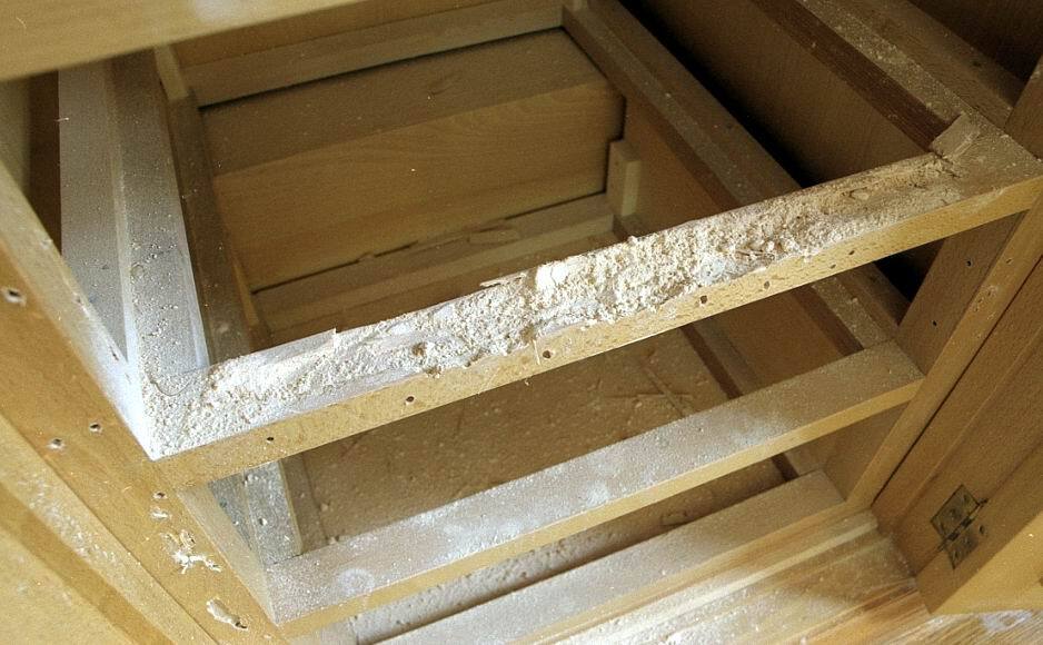 como acabar con las carcomas en muebles