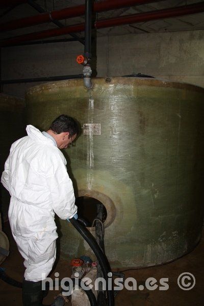 Limpieza y desinfección de depósito de agua de un Hotel para la prevención de la Legionella