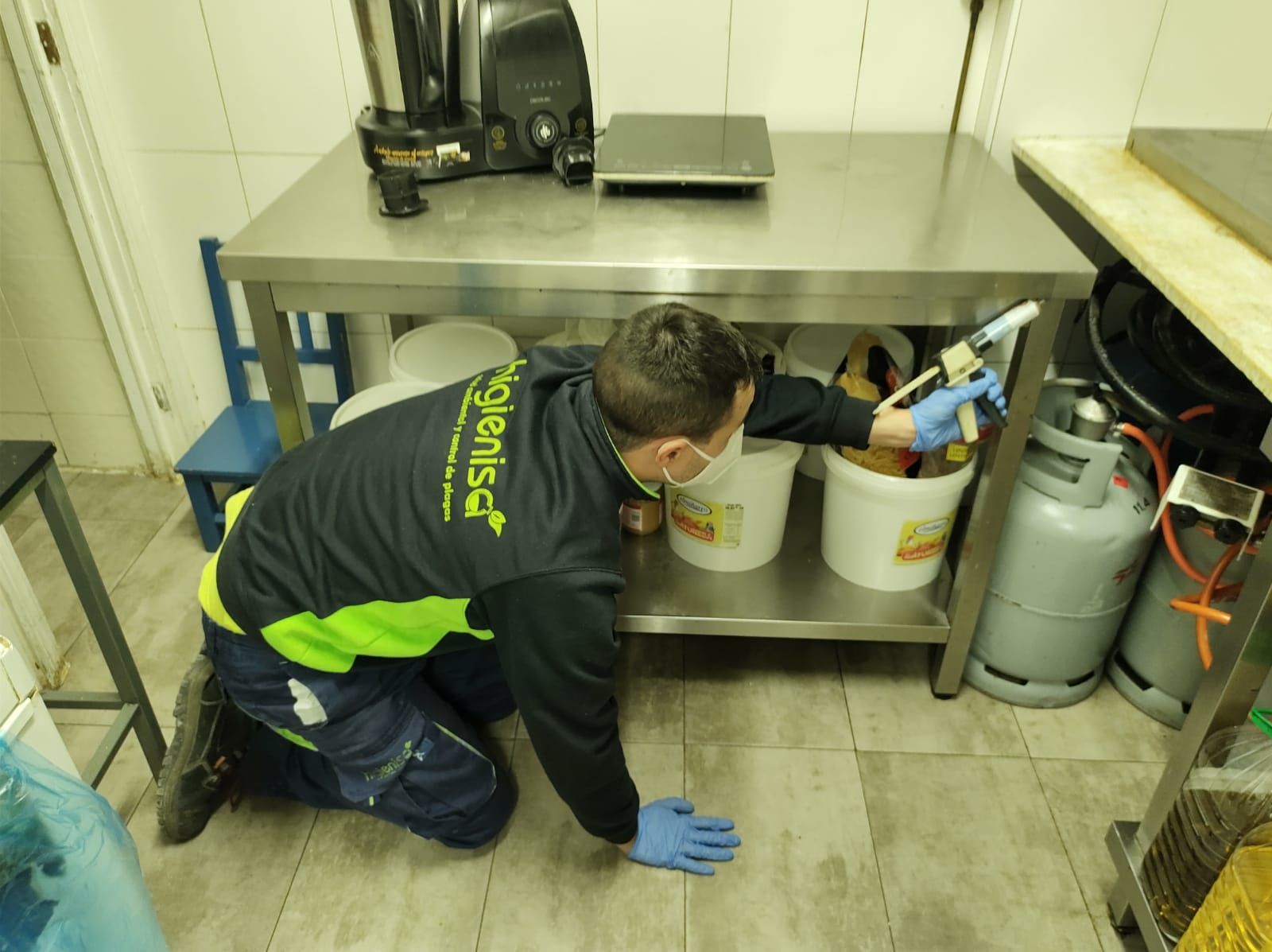 Técnico de Higienisa realizando desinsectación para certificado de control de plagas Técnico de Higienisa realizando desinsectación para certificado de control de plagas