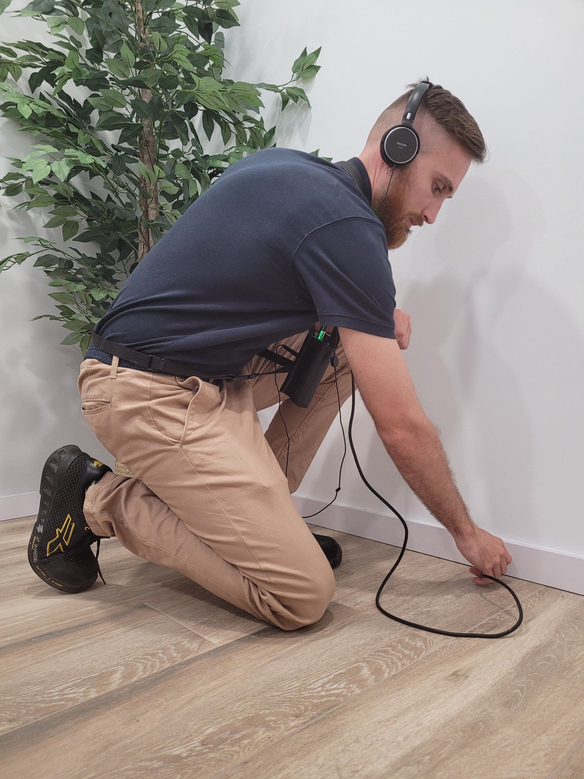 Técnico de Higienisa realizando inspección de control de plagas Técnico de Higienisa realizando inspección de control de plagas