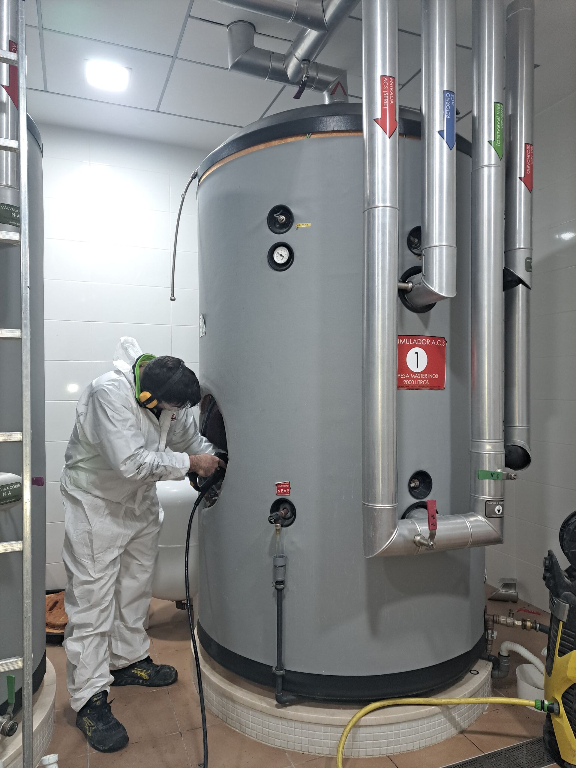 Técnico de Legionella realizando tratamiento Técnico de Legionella realizando tratamiento