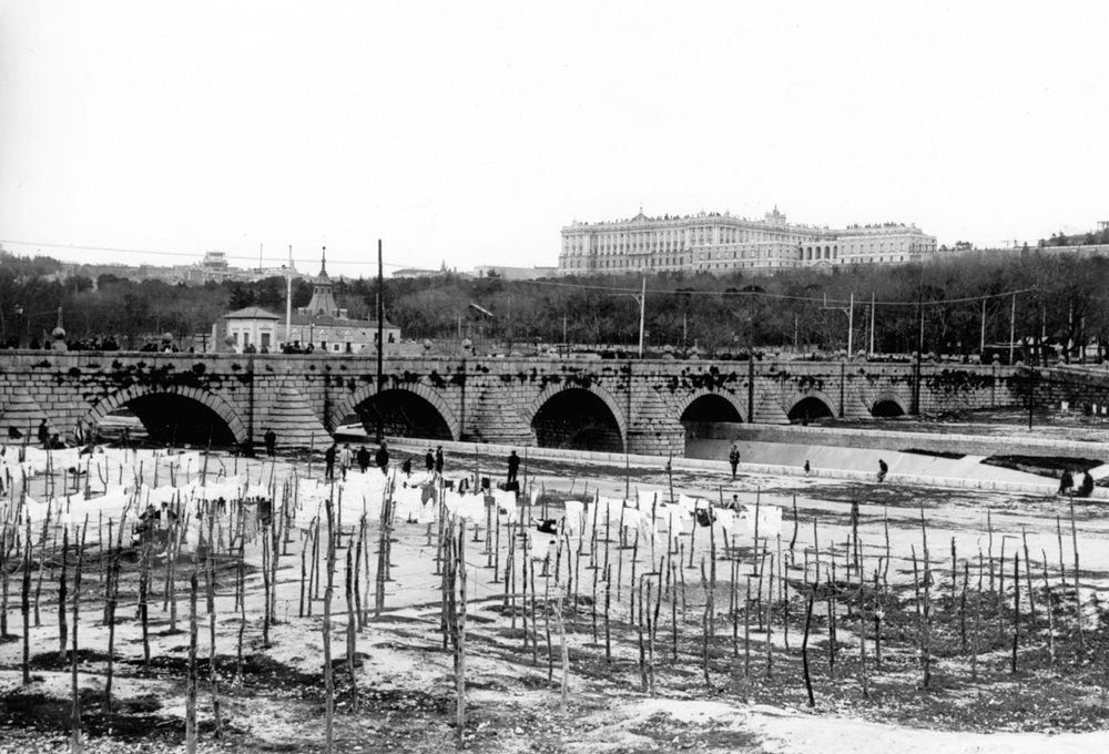 Tendederos en el Puente de Segovia (1900)