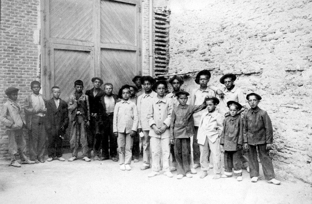 Grupo de golfos en el asilo de la calle Galileo (1905)