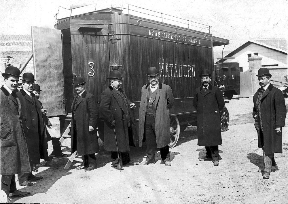 Los nuevos automóviles para el transporte de carne (1908)