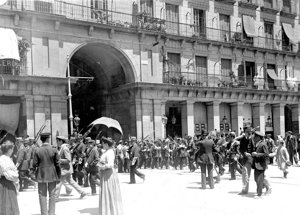 Los milicianos nacionales al salir del Arco del Siete de Julio (1909)
