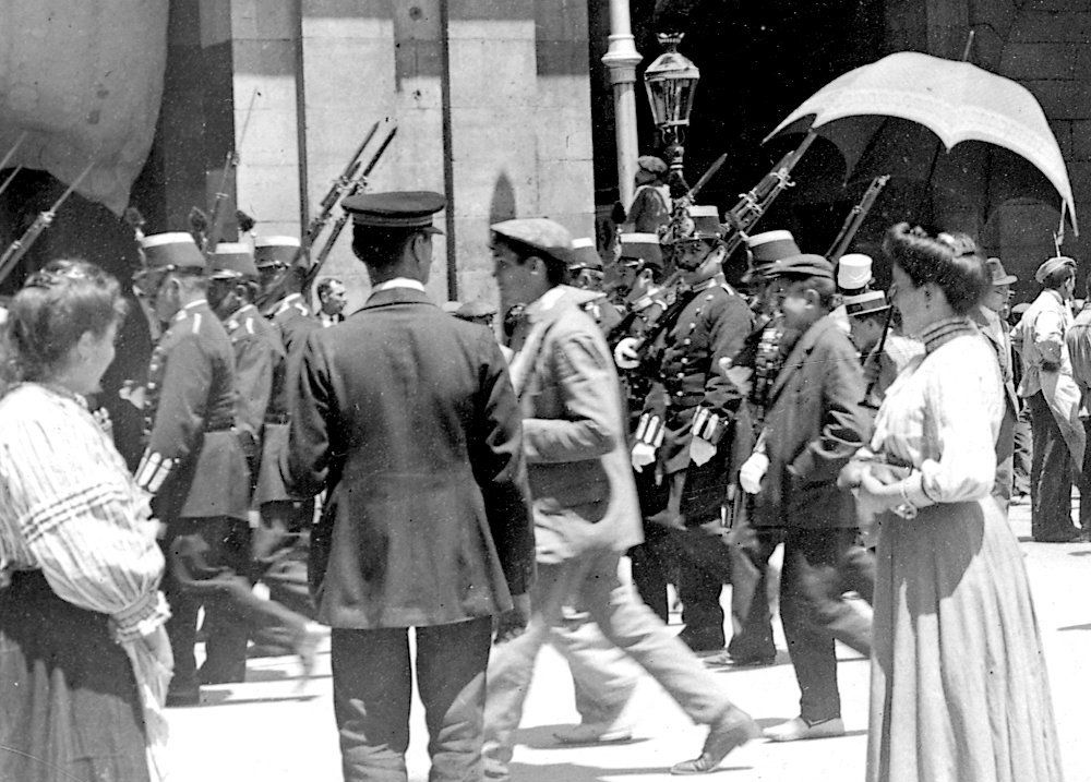 Los milicianos nacionales al salir del Arco del Siete de Julio (1909)