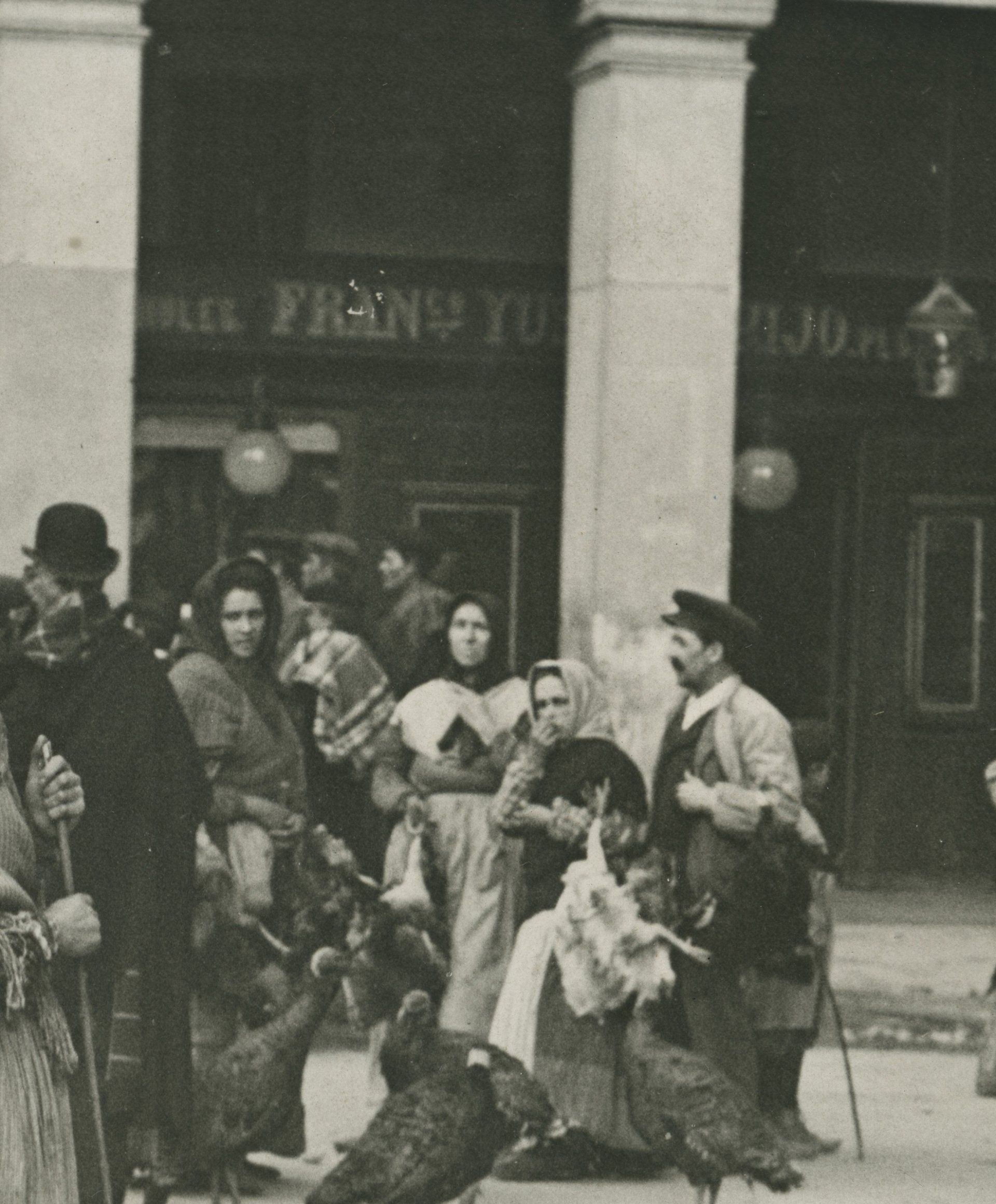 Vendedores de pavos reunidos en la Plaza Mayor (1909)