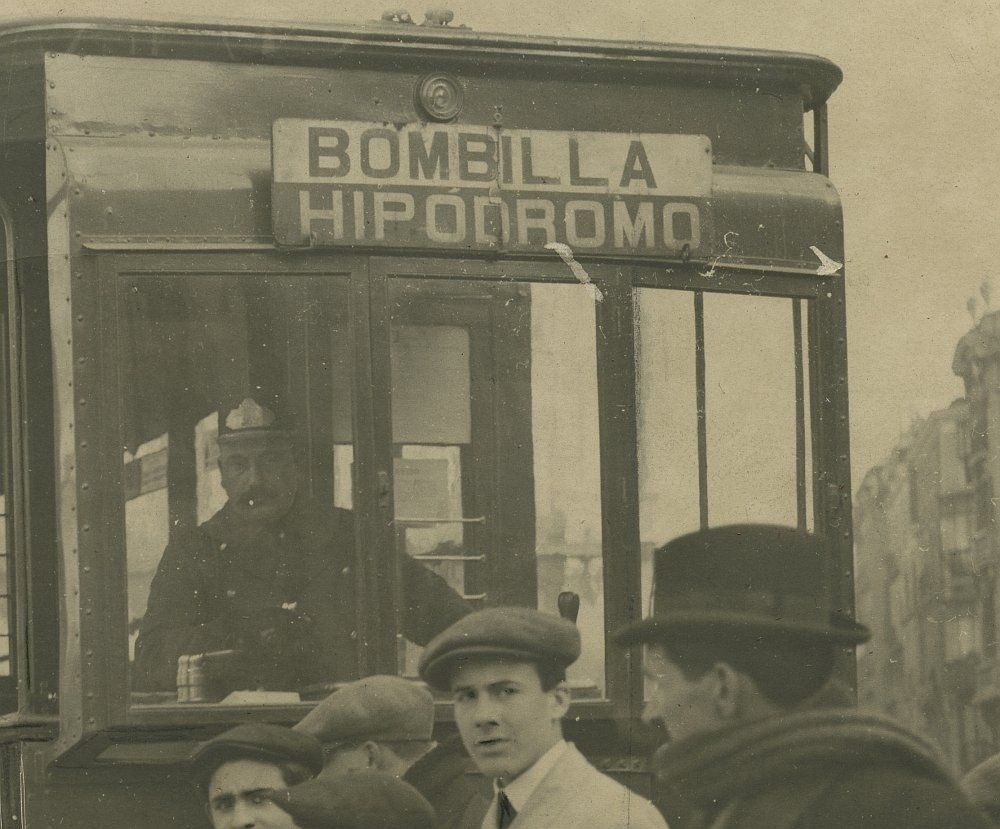 Cartero, en la Puerta del Sol, recogiendo la correspondencia llegada en el tranvía (1914)