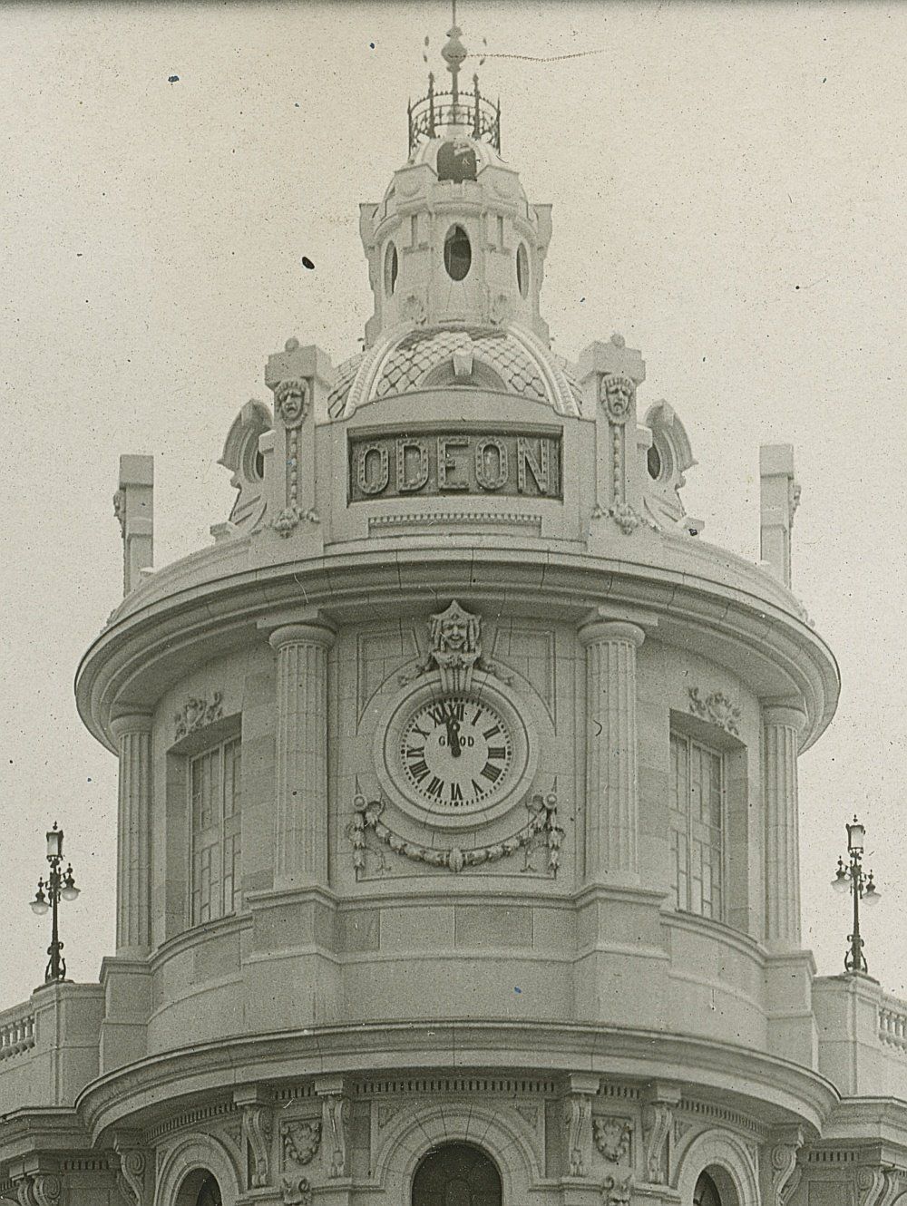 Aspecto exterior del teatro Odeón (1917)