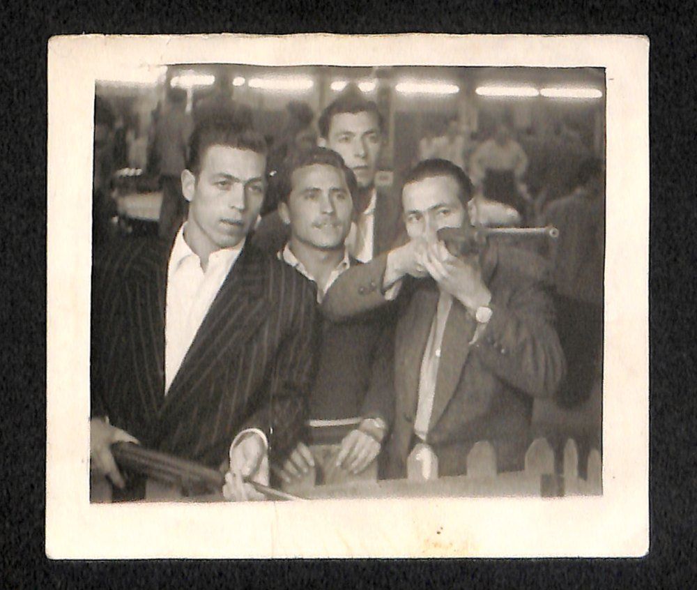 Amigos tirando al blanco en la verbena