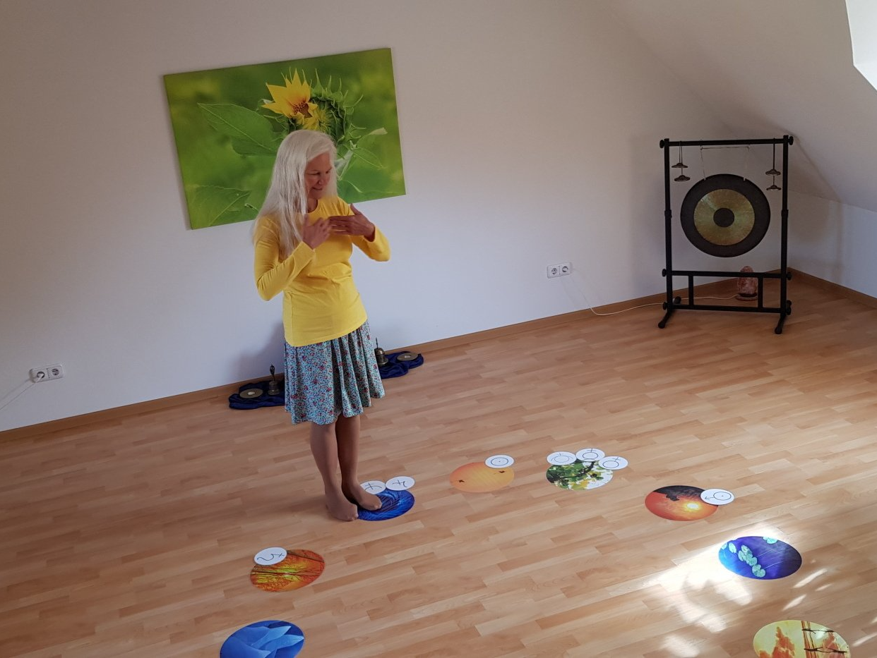 Familie Ordnung Familienstellen systemische Aufstellungen Partnerschaftsaufstellungen Paaraufstellungen Symptome Süchte  Krankheiten psychisch Spannungen lösen Geheimnisse Sterben Tod Nachfolge Erbe Systembrett Musikinstrumente Bodenanker Systemische Astrologie