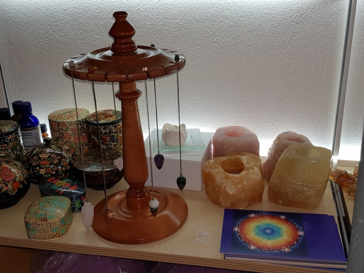 Pendel Edelsteinteelichter Pendel: Rosenquarz Bergkristall Heliotrop Teelichter: Rosenquarz Orangencalcit Edelsteinbrunnen Orangencalcit Achat Bergkristall Rosenquarz