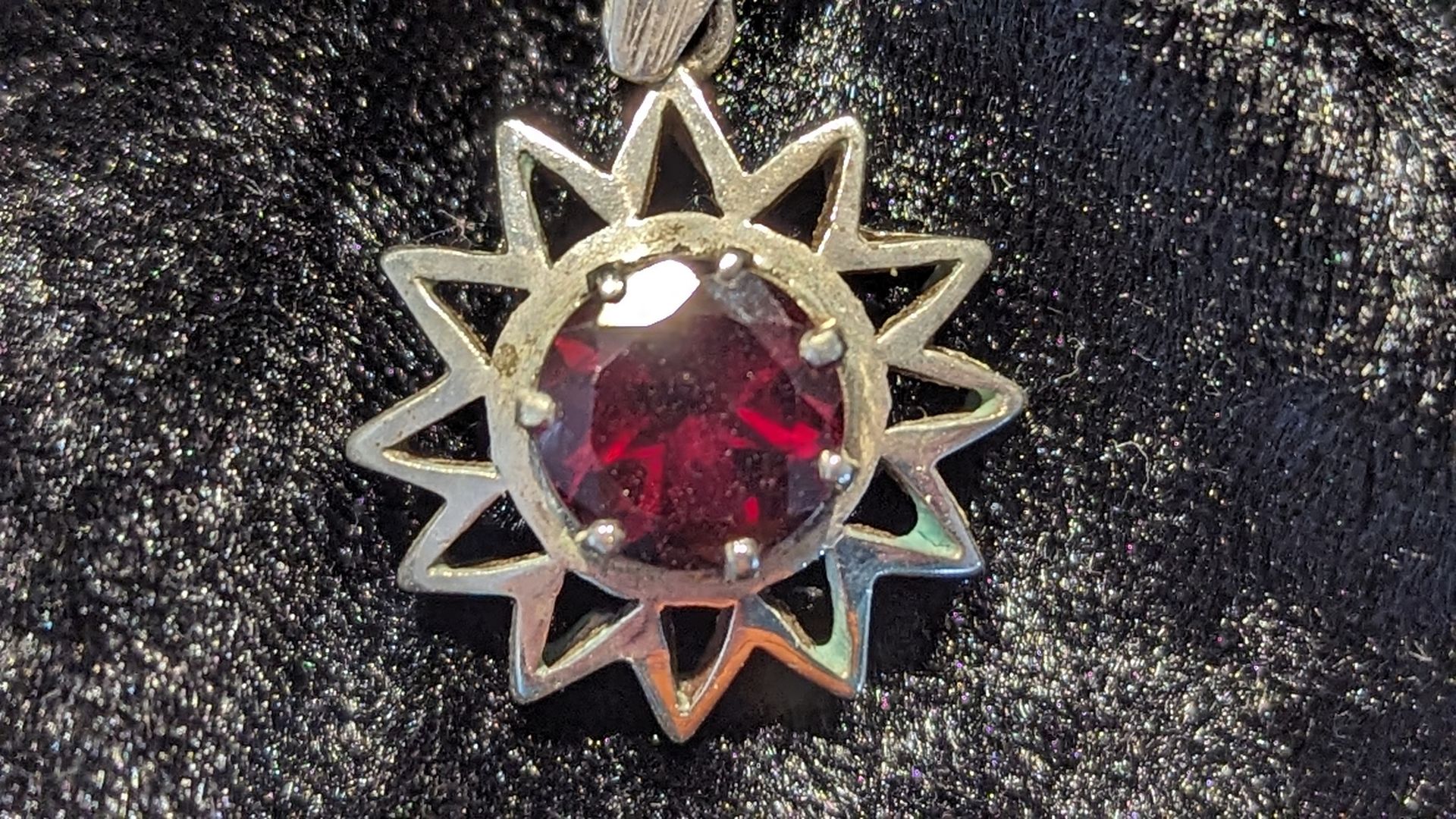 Granat-Silberketten-Anhänger sternförmig und in der Mitte runder roter Granat