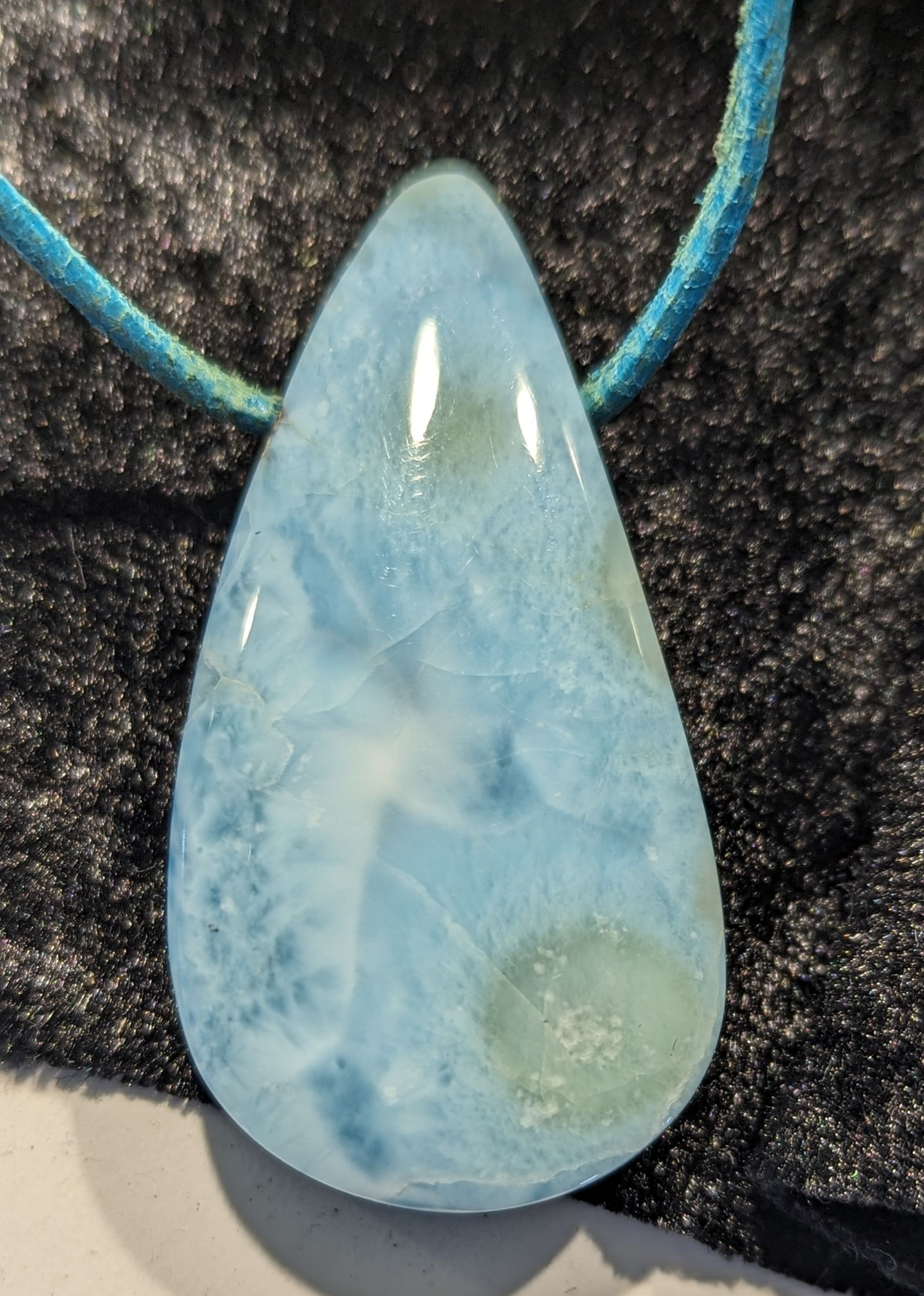 Larimar blau wie das Wasser Trommelstein an Lederband
