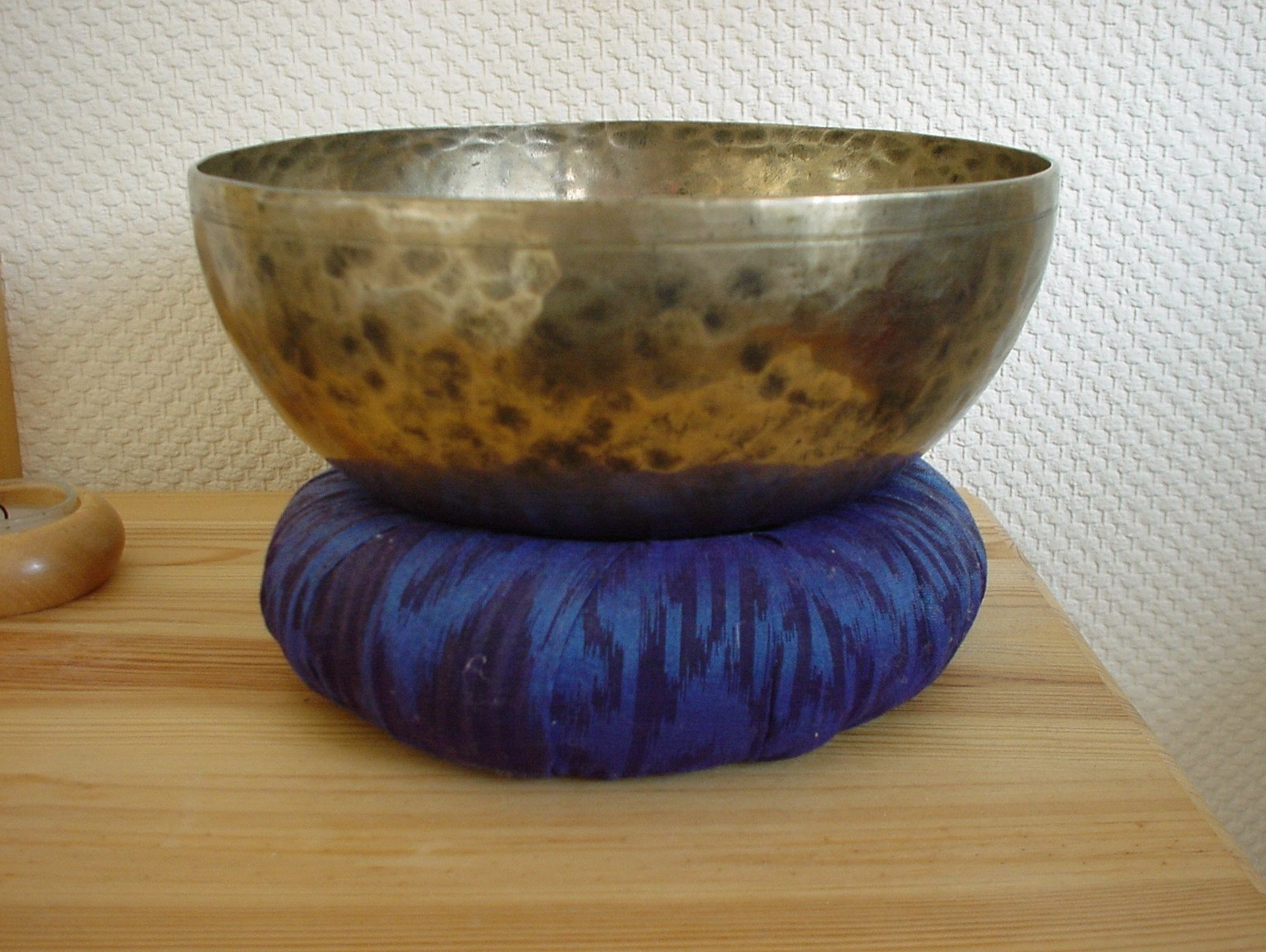 Klangschale Nadhabrahma Die Welt ist Klang Schwingungen Wasser Tibetische Klangschalen Klangmeditation Konzert Gehör Obertöne Entspannung Klöppel