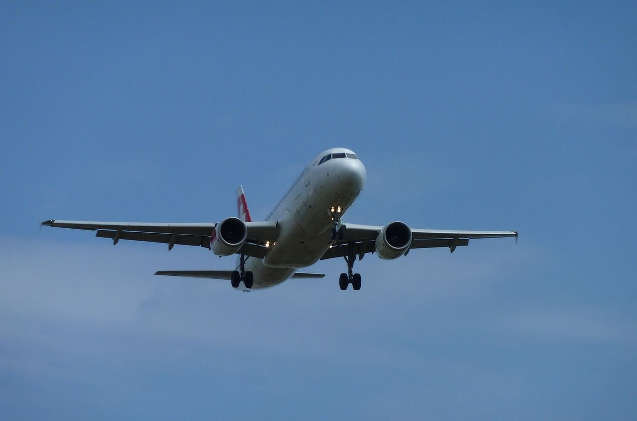 Eine Hand hält eine Klangschale und in der Klangschale liegt eine Weltenkugel.