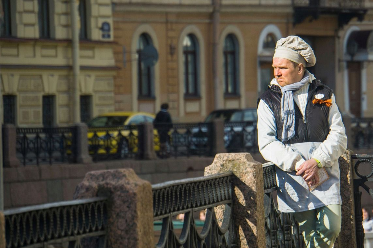 Heidrun Kirsch sitzt mit Mikro auf einer Yogamatte. Vor ihr stehen Klangschalen.