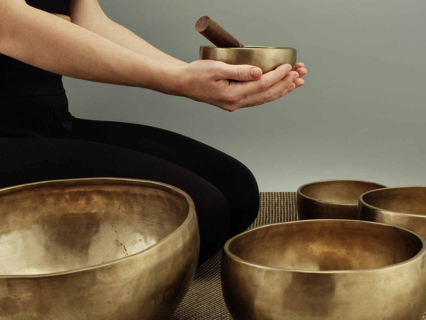 Klangschale Nadhabrahma Die Welt ist Klang Schwingungen Wasser Tibetische Klangschalen Klangmeditation Konzert Gehör Obertöne Entspannung Klöppel