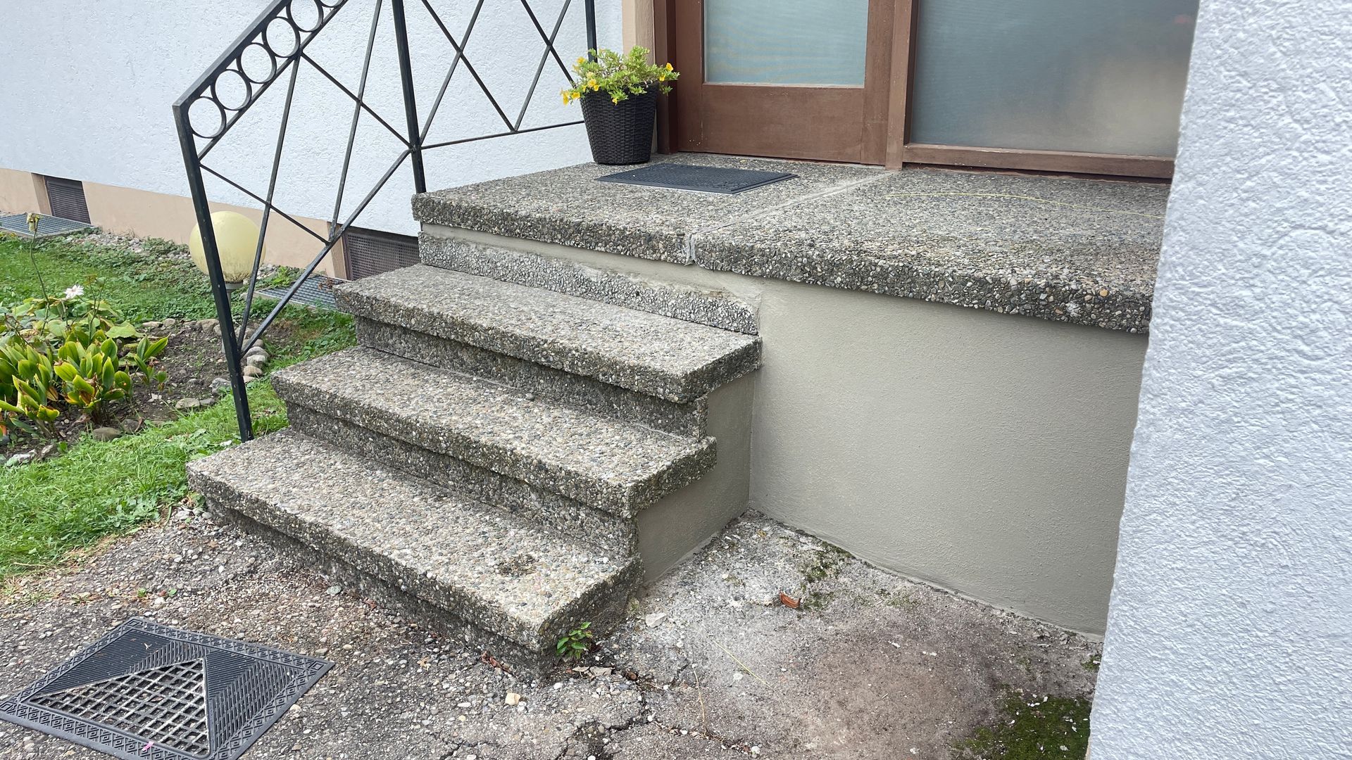 verputzen-putz-aussendaemmung-gedaemmt-bad-waldsee-reute-eingangsbereich-treppe-aussenanlagen-instandsetzung-glowka-handwerk