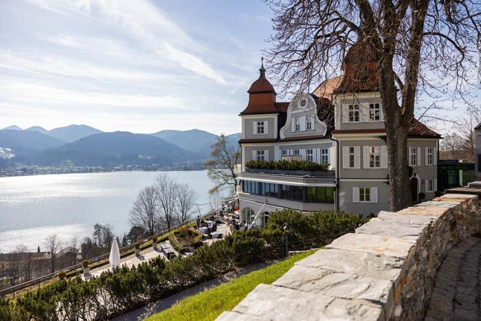 Das Tegernsee Hotel von aussen mit Blick auf den Tegernsee