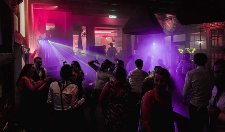 Coole Lichteffekte und mitreißende Atmosphäre bei Musik von DJ Maxwell