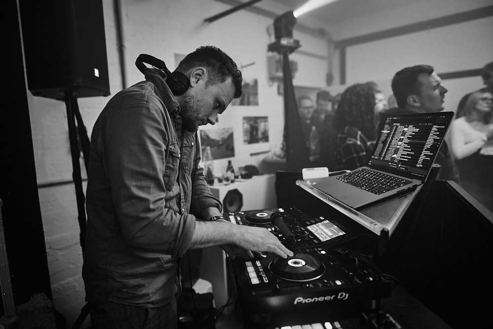 DJ Maxwell am Auflegen bei einer privaten Feier