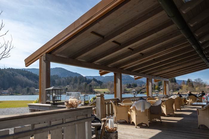 Blick auf die Terrasse der Fährhütte14 bei bestem Wetter