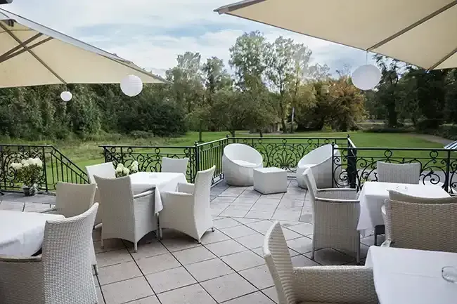 Terrasse der Klosterpforte Harsewinkel mit Bestuhlung