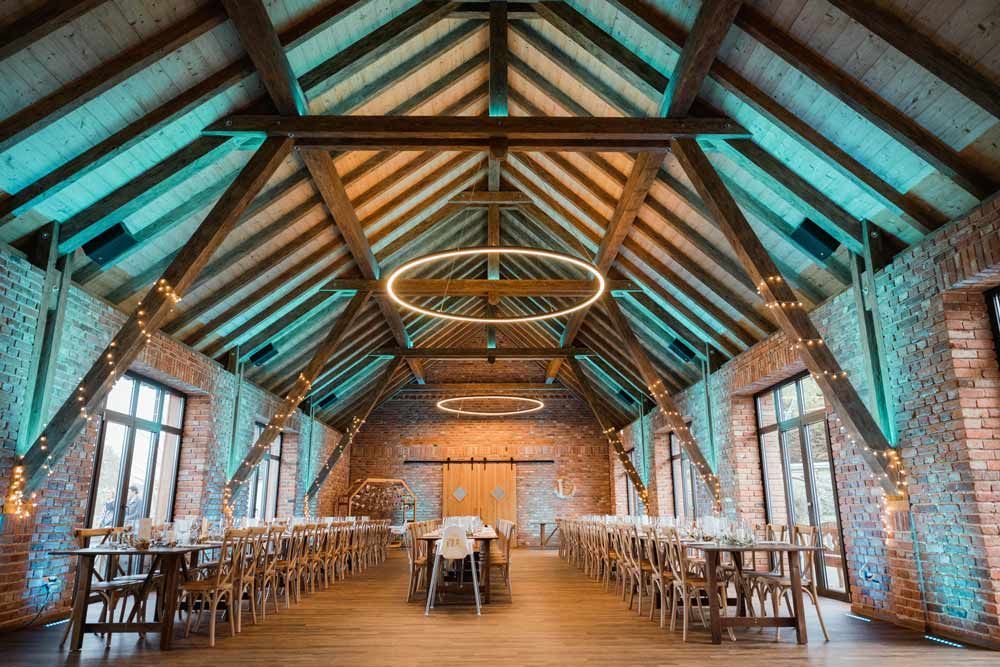 Eventlocation Königshof in Bielefeld mit Ambientebeleuchtung und Hochzeitsbestuhlung