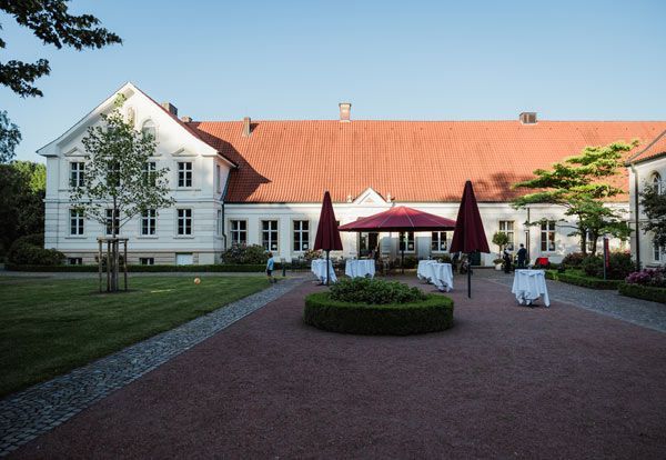 Innenhof des Gut Havichtshorst bei strahlendem Sonnenschein