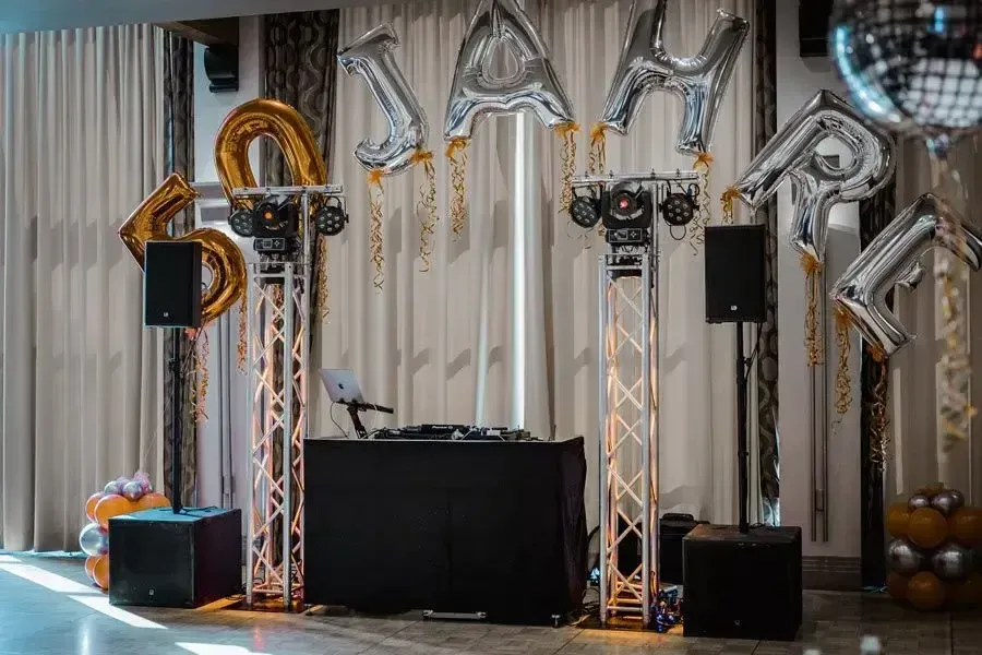 Beispielaufbau DJ Equipment bei einer Firmenfeier