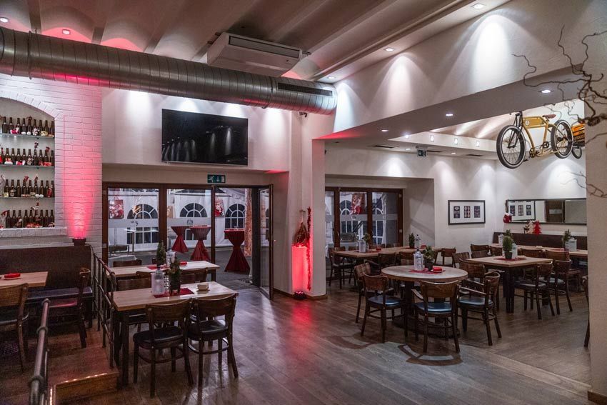 Eventlocation Königshof in Bielefeld mit Ambientebeleuchtung und Hochzeitsbestuhlung