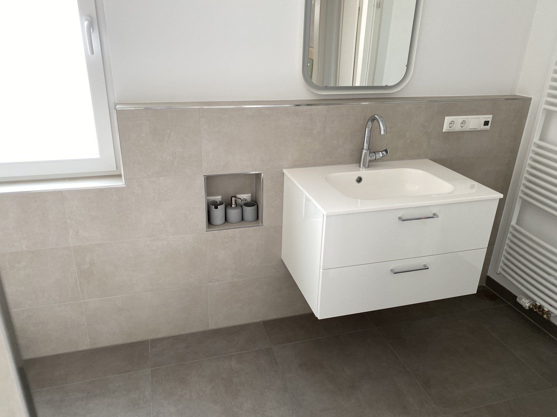 Bad mit ausgearbeiteter Mauer Nische und Edelstahlschienen