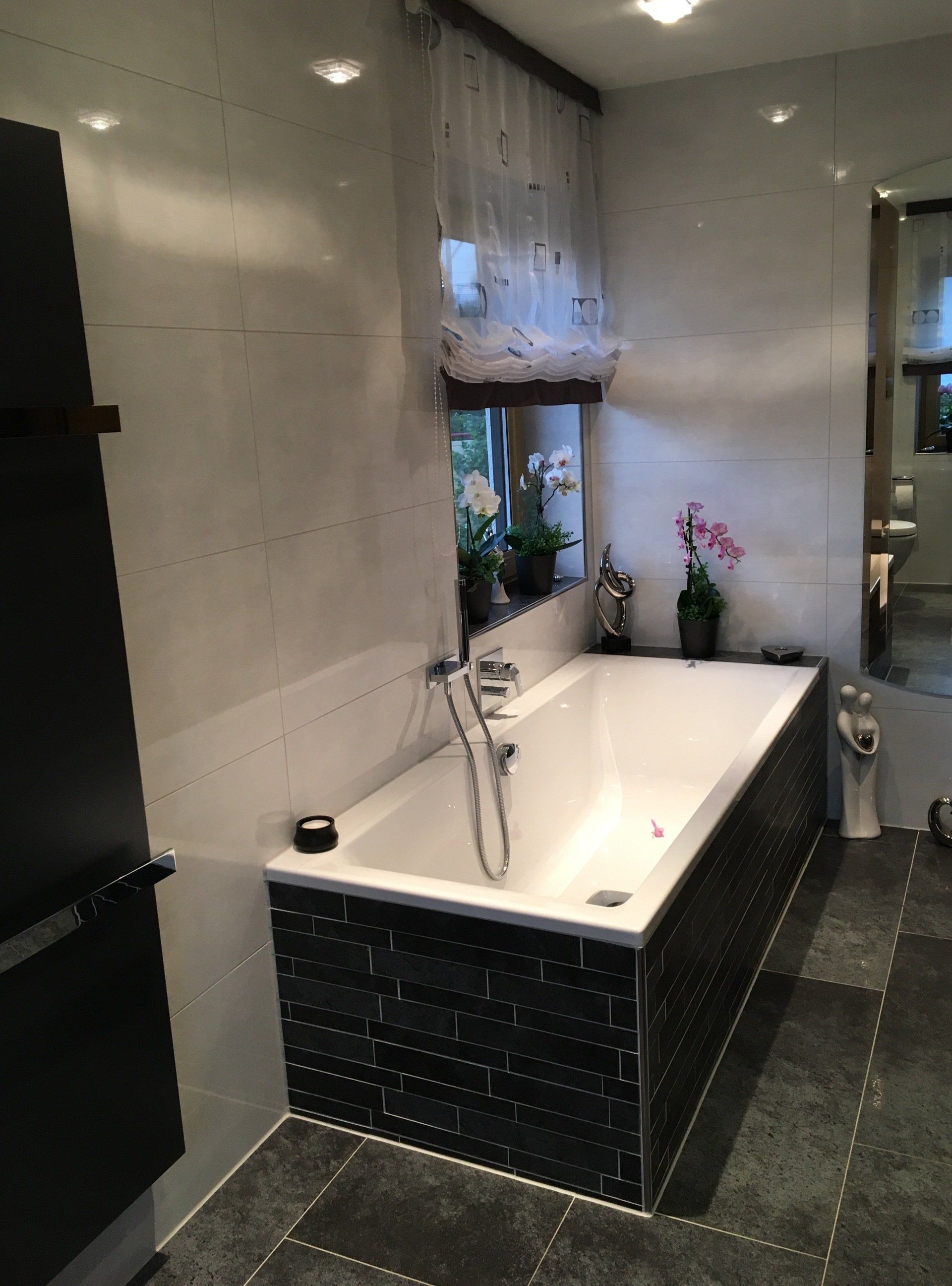 Bad mit großer Badewanne und Großformat Fliesen