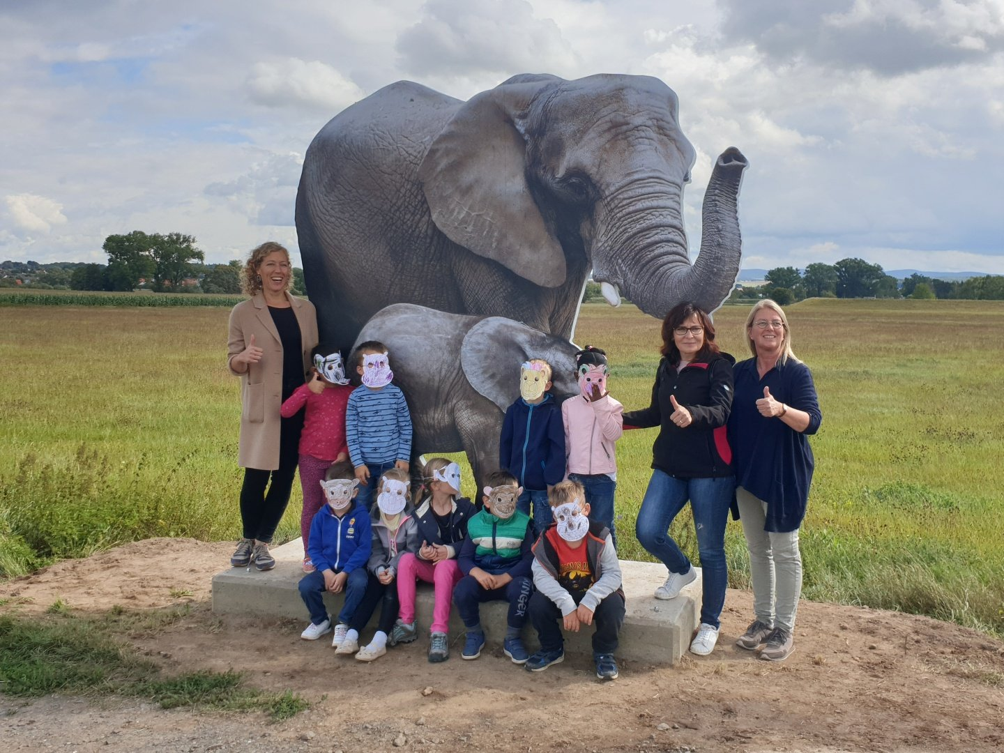 Die Zielgruppe ist begeistert: Leonie Schmitt, Olga Gil und Simone Haaß (v. li.) mit Kindern der Taußendfüßler-Gruppe der Kita Steinweg. Das Ausflugs- und Lernangebot richtet sich in erster Linie an Eltern und Großeltern mit kleinen Kindern. Foto: Stadt Schwalmstadt/nh