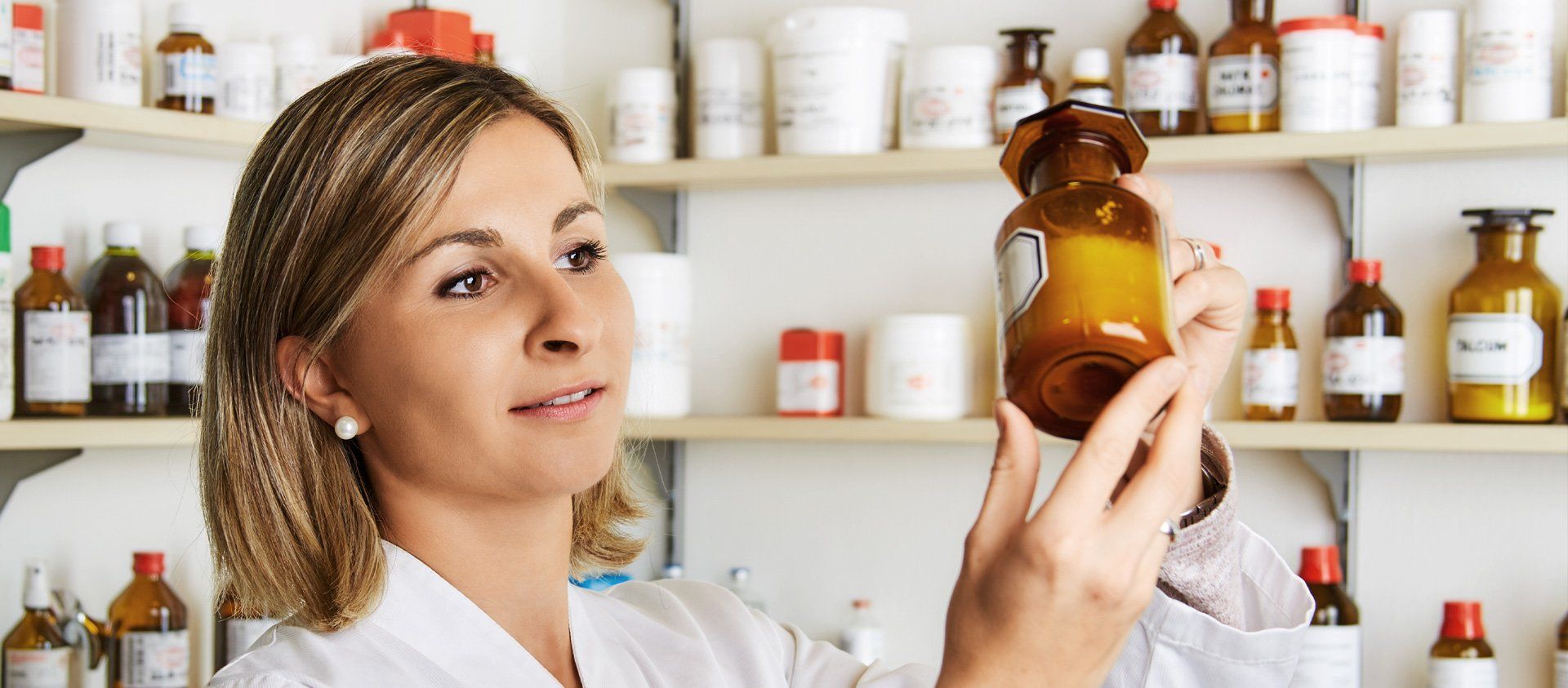 Mitarbeiterin bei der Herstellung und Prüfung von Arzneimitteln.
