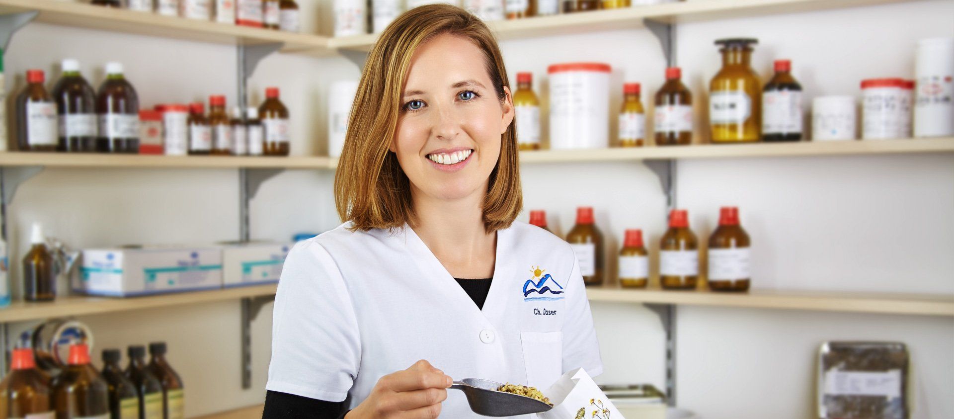 Im Labor stellt eine Mitarbeiterin Mischungen nach Ihren Wünschen zusammen.