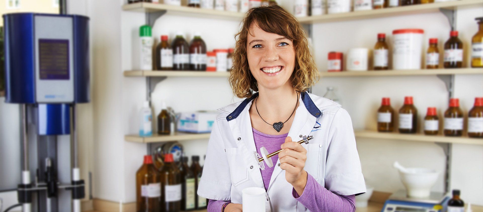 Mitarbeiterein stellt im Labor der Kur-Apotheke Salben nach Rezept her.