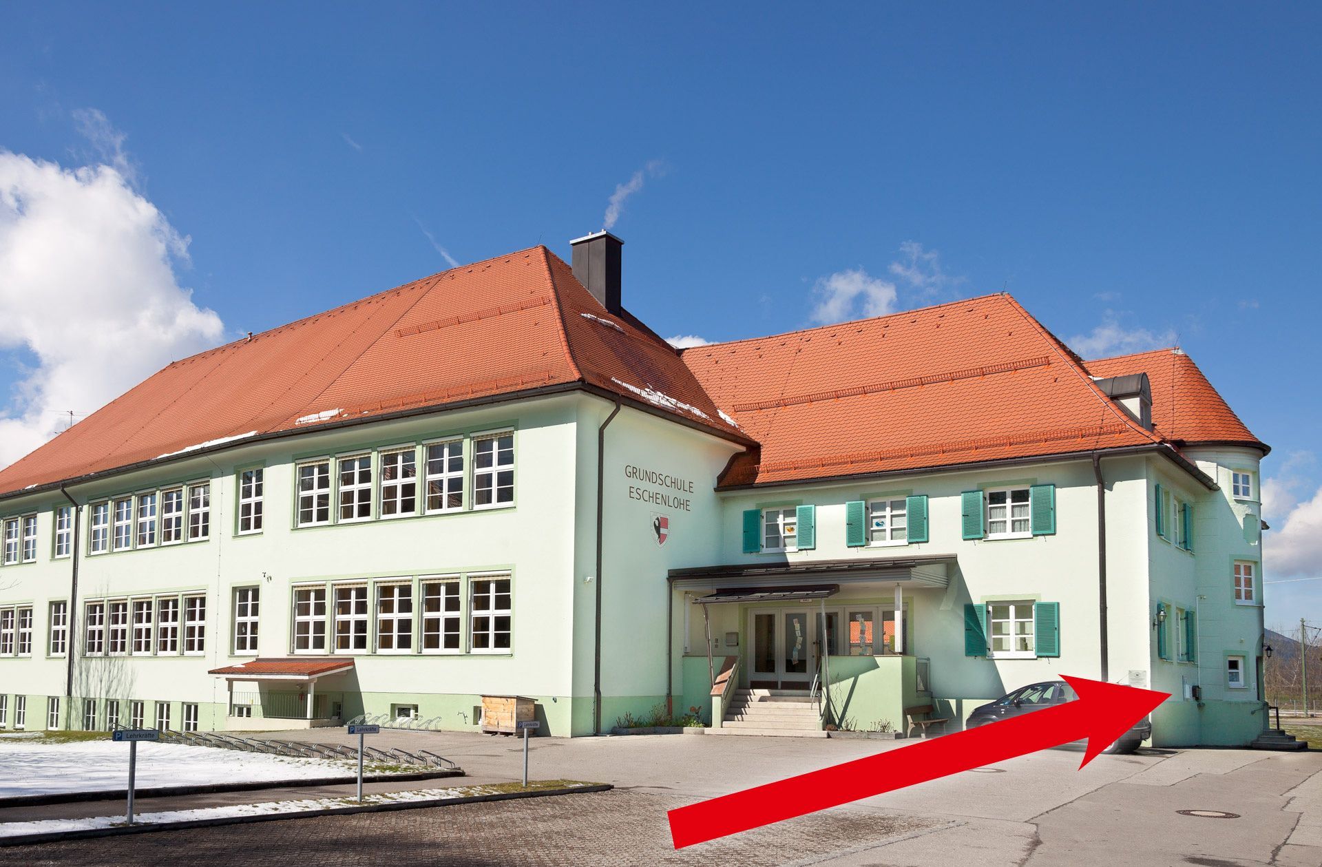 Gebäude in Eschenlohe, in dem sich die Praxis Hausarzt Oberland befindet.