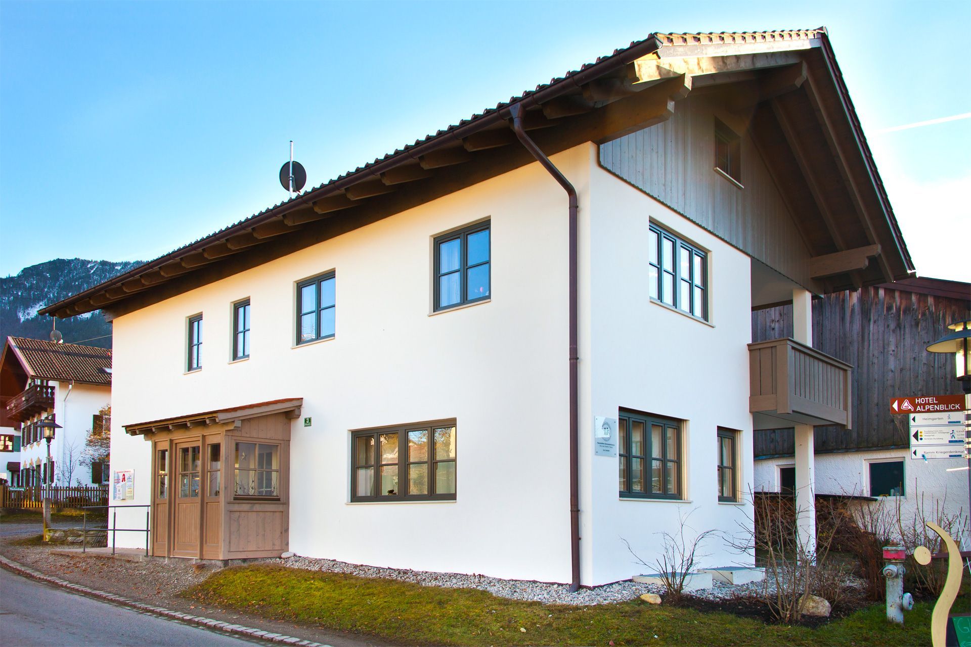 Gebäude in Ohlstadt, in dem sich die Praxis Hausarzt Oberland befindet.