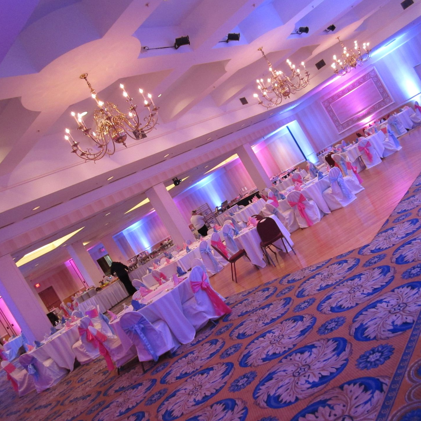 uplighting before and after Holiday Inn & Suites Pittsfield, MA