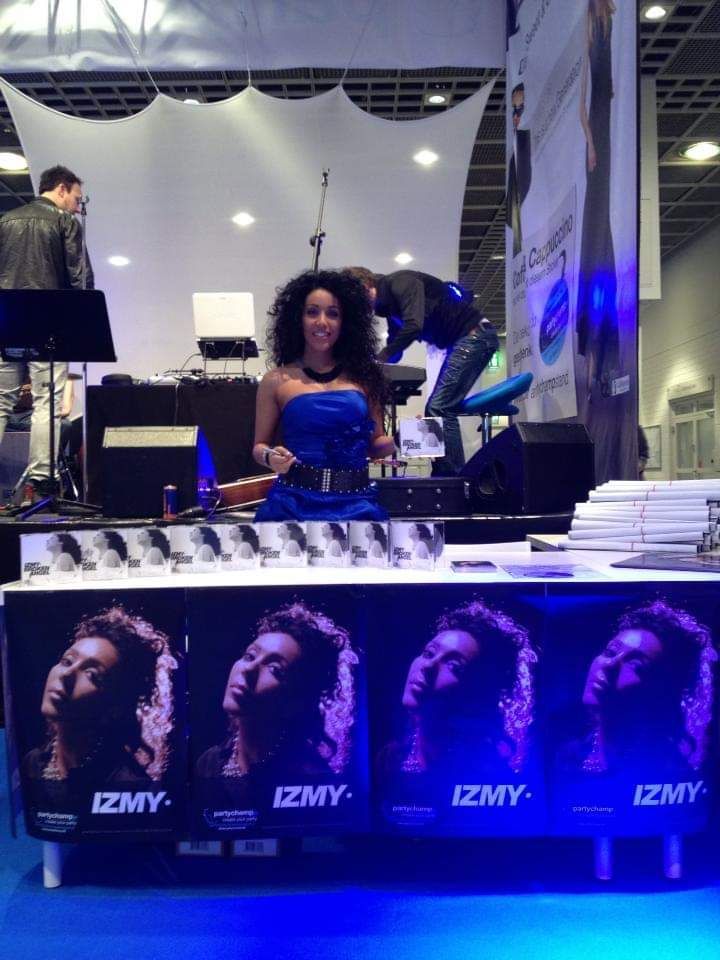 Autogramm Stunde IZMY buchen