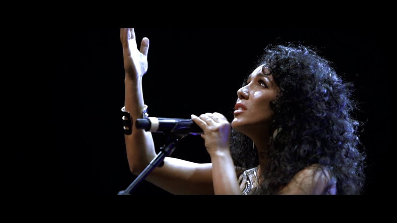 Sängerin und Songwriterin IZMY