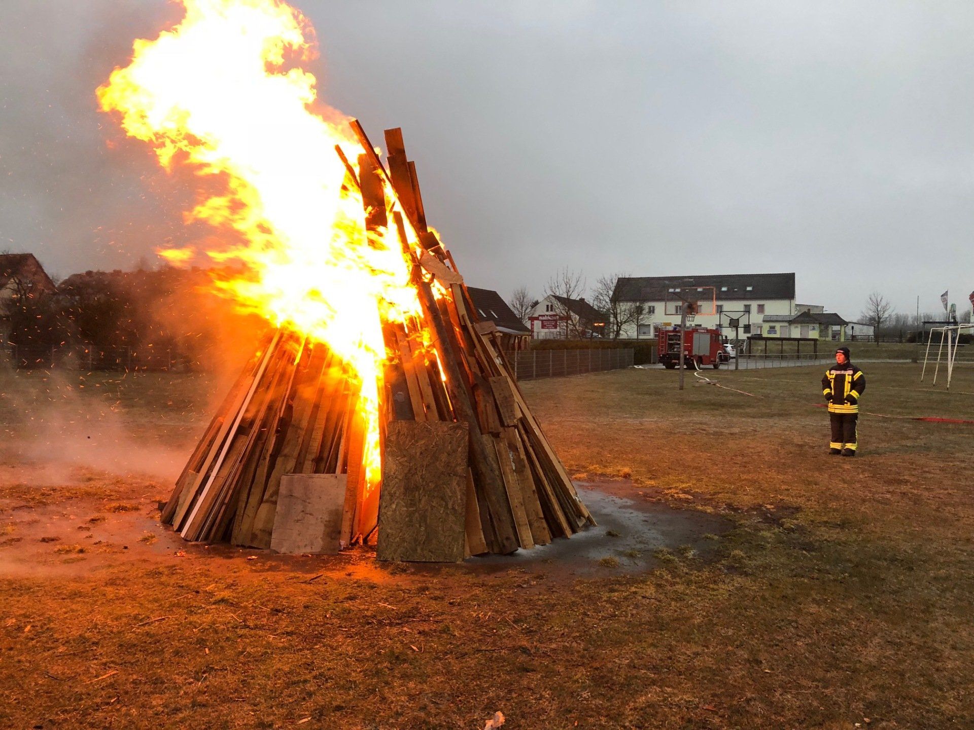 Osterfeuer in Neverin