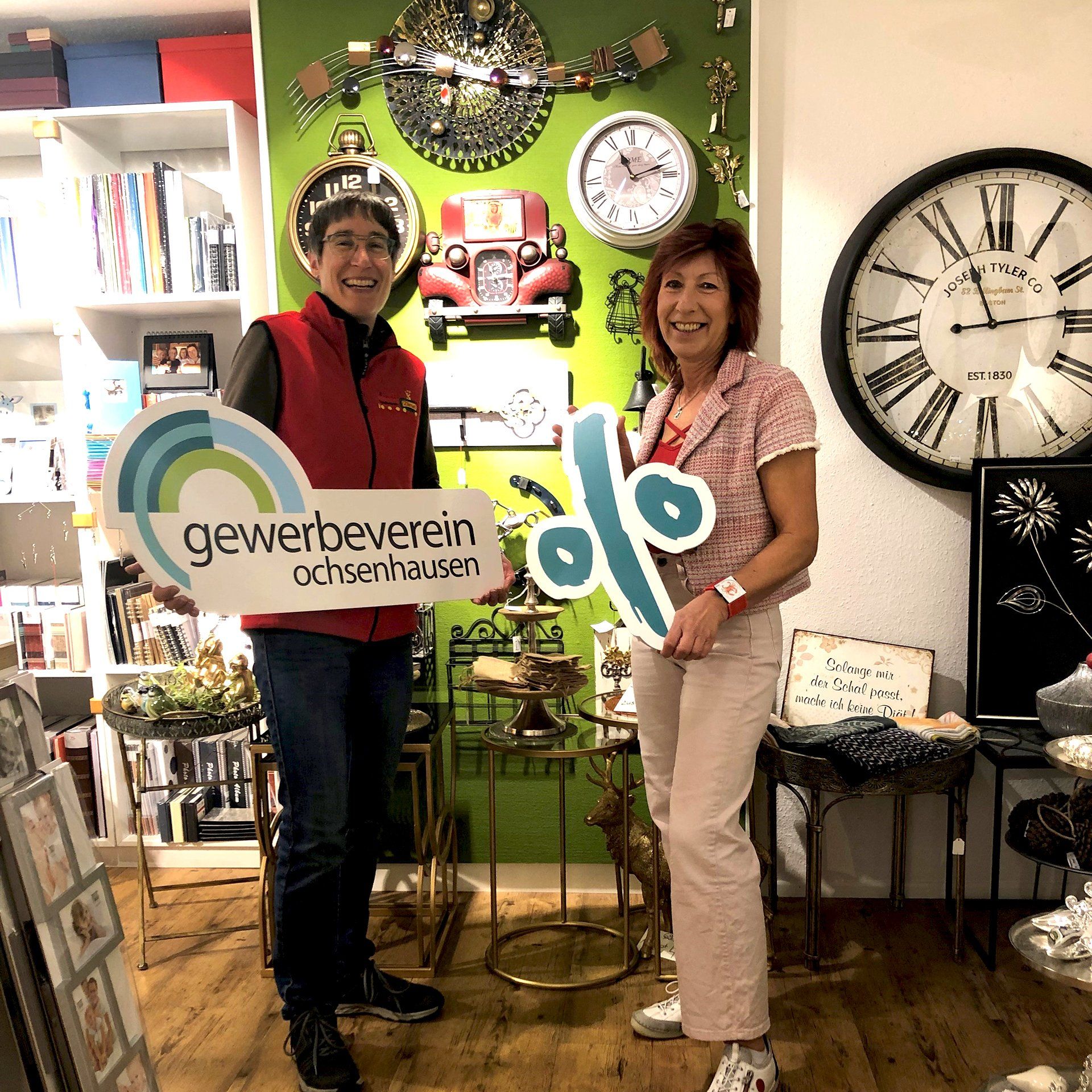 Andrea Ziesel (l.) und Gerdi Hagel freuen sich über viele Schnäppchenjäger.