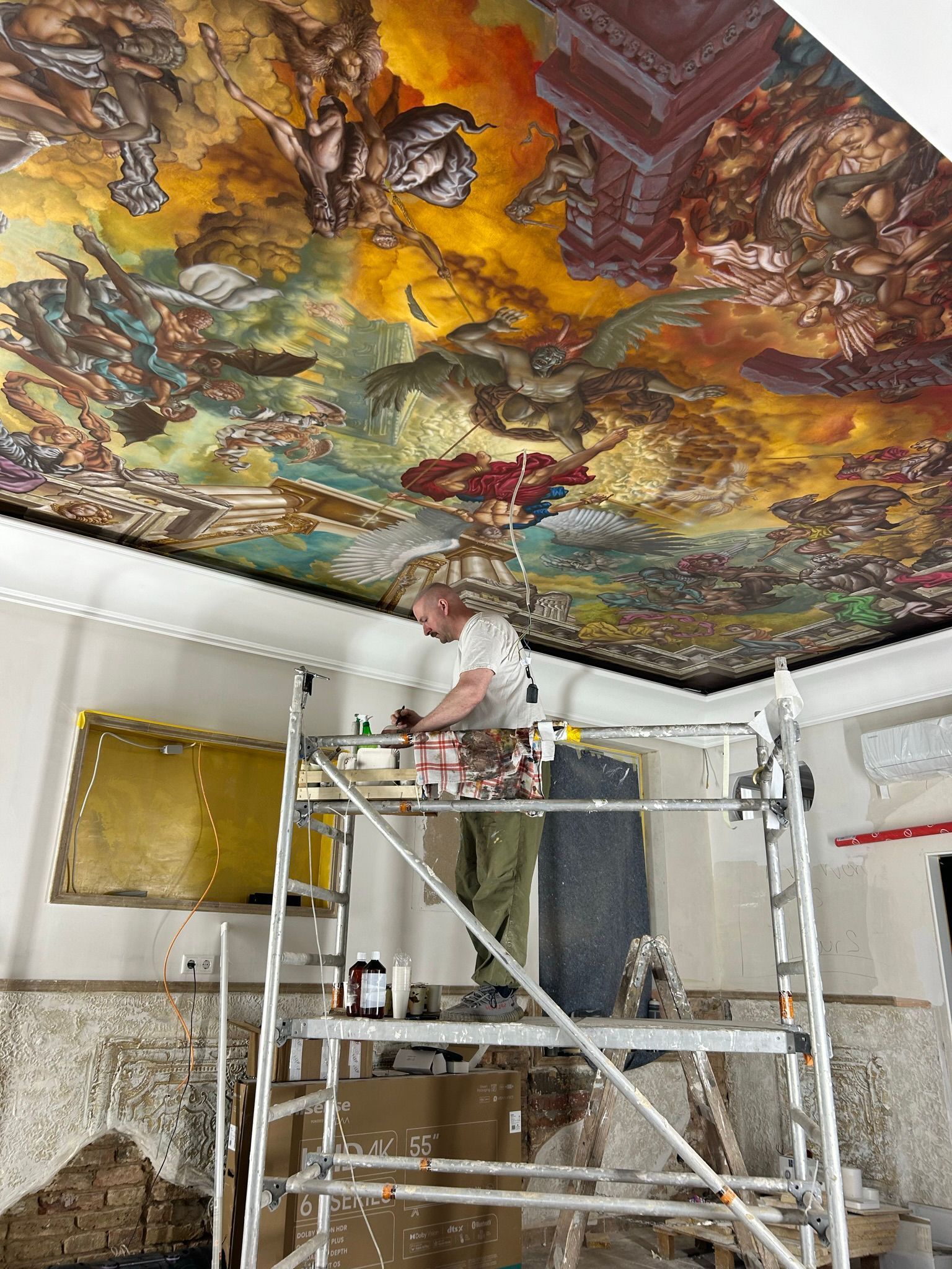 Kuenstler Drew Camell arbeitet an einem riesigen Deckengemaelde in Frankfurt am Main. Das Kunstprojekt in Frankfurt am Main ist Kunst auf höchstem Niveau. Die Aftragsarbeit des Frankfurter Künstlers ist in Frankfurt Höchst zu sehen, wo sich einst Goethe schon gerne aufhielt.