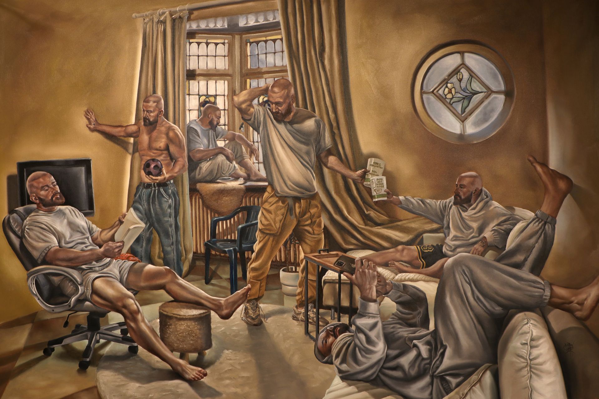 Surrealistisches Ölgemälde 'A Lazy Sunday Afternoon' von Drew Camell. Zeitgenössische Figuration, die das multiple Selbst in einem Wohnzimmer darstellt. Ein Kommentar zur digitalen Isolation und Reizüberflutung der Moderne durch die Vervielfachung einer einzelnen Person in verschiedenen Posen.