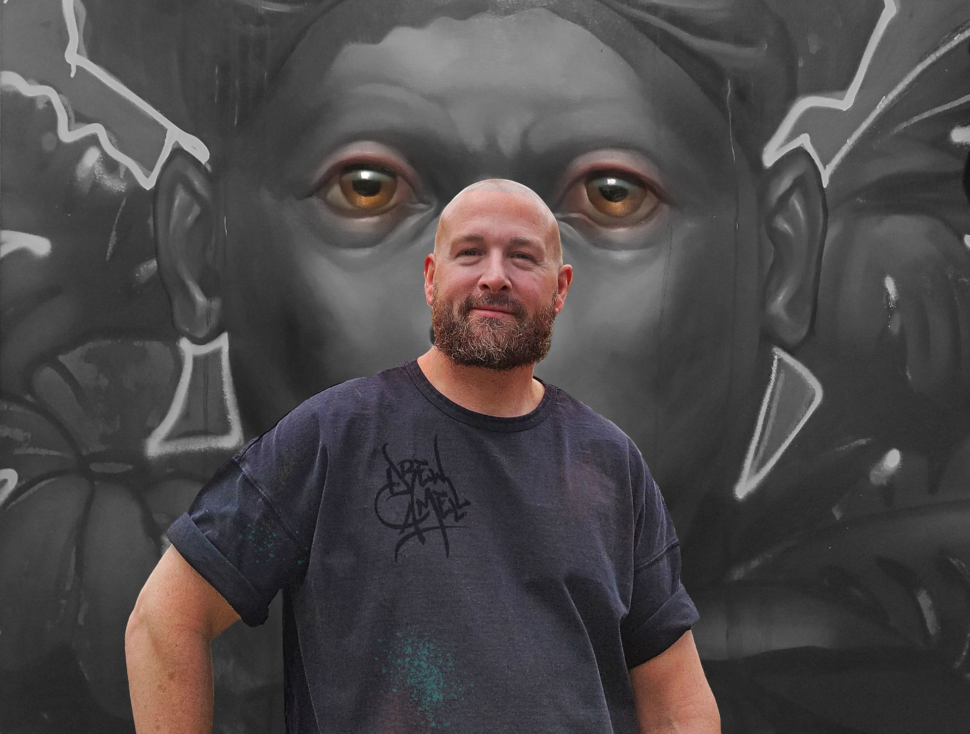 Künstler Drew Camell im Atelier in Frankfurt am Main bei der Arbeit an einem großformatigen Ölgemälde. Fokus auf altmeisterliche Maltechnik und zeitgenössische Figuration